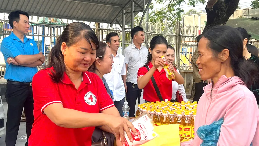 Háo hức phiên "Chợ tết 0 đồng" ở phường Chánh Phú Hòa