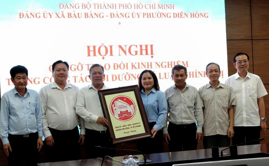 lãnh đạo hai địa phương tặng quà lưu niệm