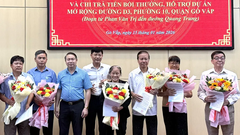 Người dân bị ảnh hưởng nhà đất bởi dự án mở rộng đường D3 nhận quyết định bồi thường. Ảnh: THANH HIỀN