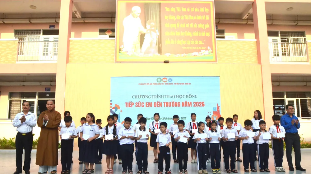 Ban Tổ chức trao học bổng cho các em học sinh Trường Tiểu học Thắng Nhì.
