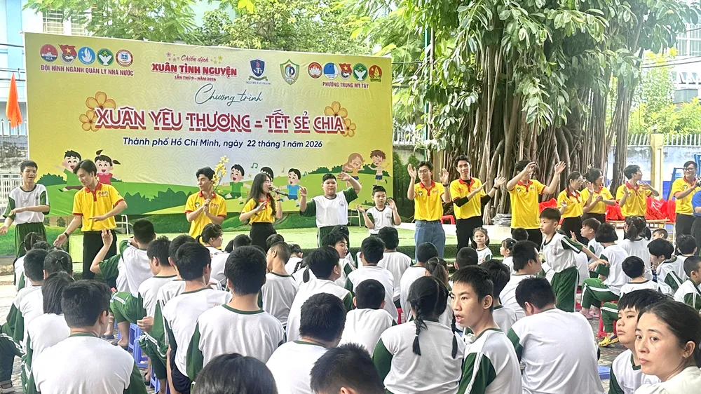 Mang xuân yêu thương đến với học sinh chuyên biệt