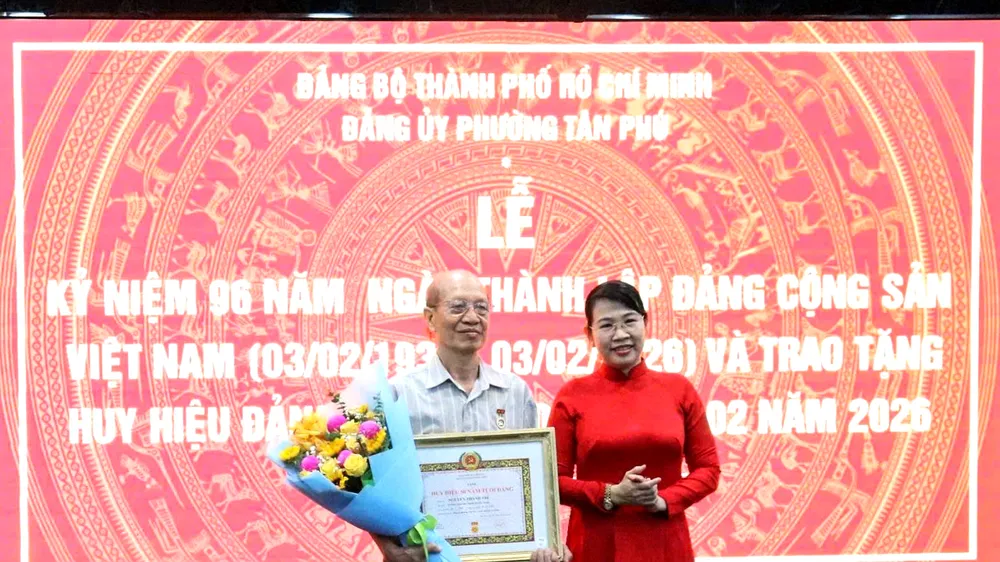 Phường Tân Phú trao Huy hiệu Đảng đến 9 đảng viên 