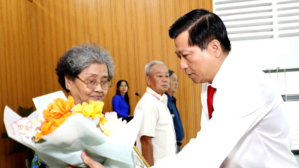Xã Xuân Thới Sơn: Trao Huy hiệu Đảng đợt 3-2 đến 20 đảng viên