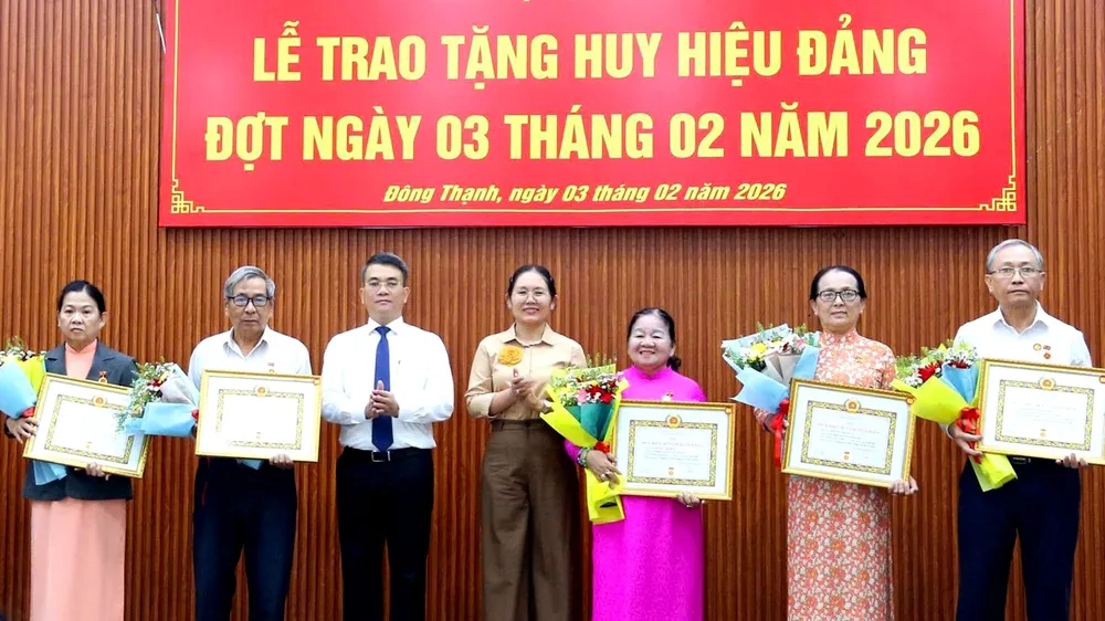 Xã Đông Thạnh trao Huy hiệu Đảng đến 29 đảng viên