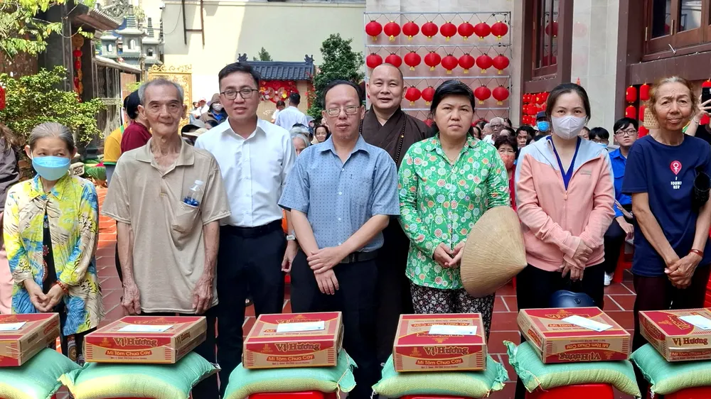 Đại diện lãnh đạo Ủy ban MTTQ Việt Nam phường Chợ Lớn và Thượng tọa Thích Giác Hiệp, Trụ trì chùa Bửu Sơn trao quà đến các hộ dân 