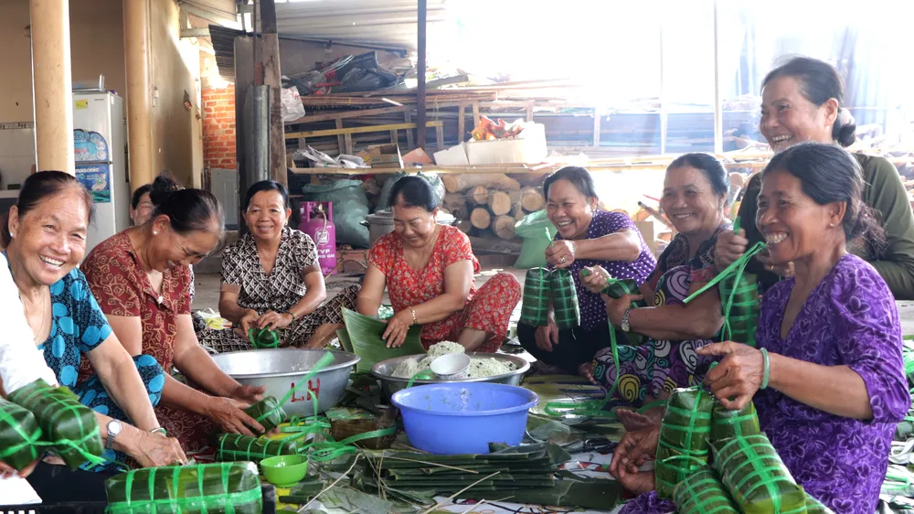 Ngày 26 Tết, làng gói bánh tét ở Đất Đỏ càng nhộn nhịp, đông vui. Ảnh: QUANG VŨ