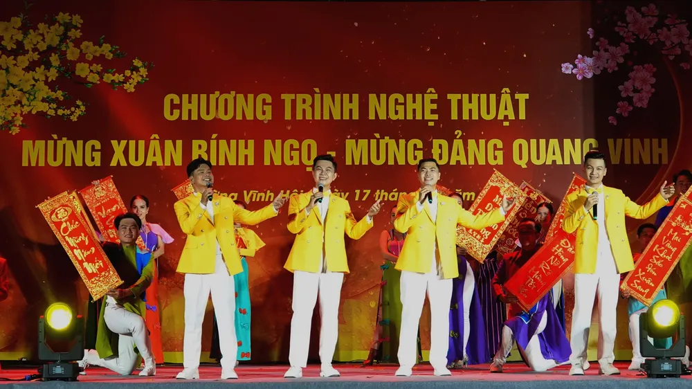 Nhóm Lạc Việt biểu diễn bài hát "Tết Nguyên Đán" mở màn chương trình nghệ thuật đặc biệt Mừng xuân Bính Ngọ - Mừng Đảng quang vinh chủ đề "Hương sắc mùa xuân" biểu diễn tại Quảng trường Khánh Hội trong tối Mùng 1 tết. Ảnh: THÚY BÌNH