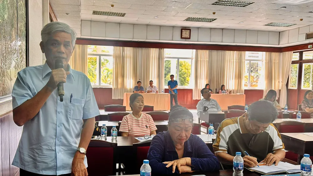 Người dân phát biểu, đóng góp ý kiến tại hội nghị. Ảnh: QUANG VŨ