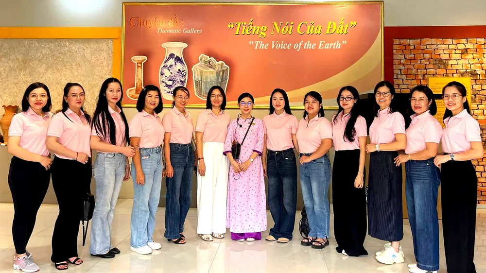 Các đoàn khách tham quan bảo tàng.