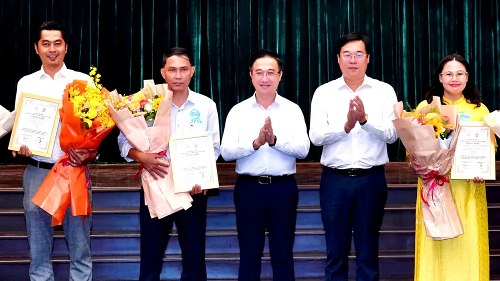 TPHCM trao 17 giải báo chí viết về Nghị quyết 57
