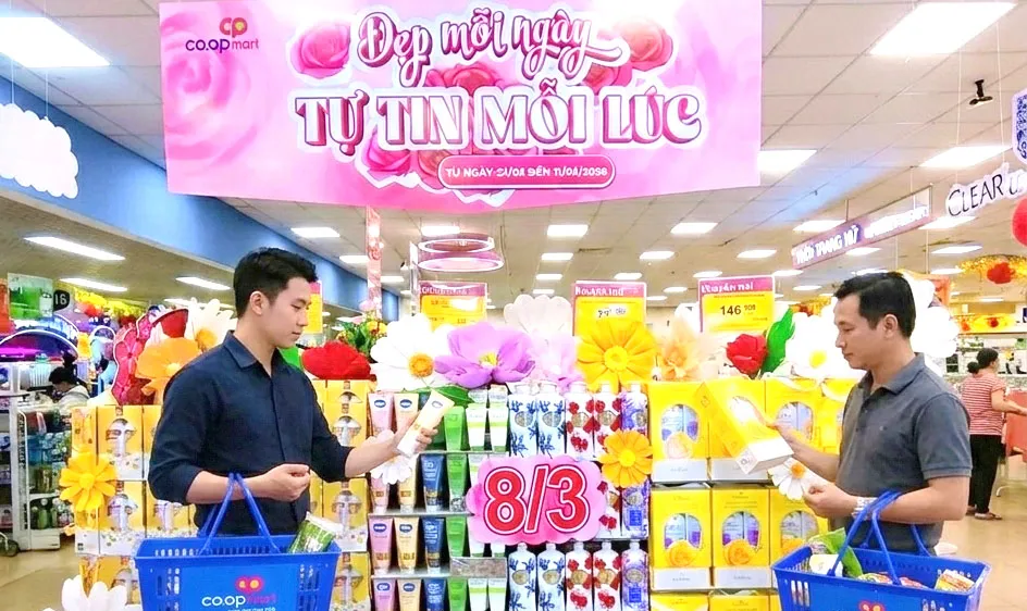 Các combo chăm sóc cá nhân được bố trí nổi bật, thuận tiện cho khách hàng chọn mua dịp 8-3