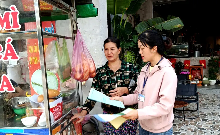 Cán bộ y tế phường Vũng Tàu tuyên truyền công tác đảm bảo vệ sinh, an toàn thực phẩm đến từng hộ kinh doanh