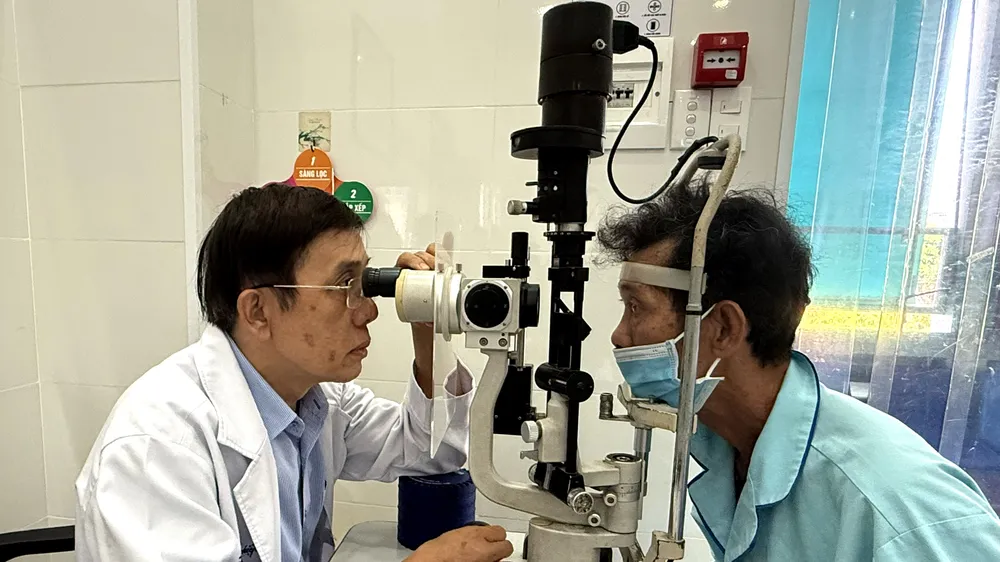 Bác sĩ Bệnh viện Mắt thăm khám cho người bệnh