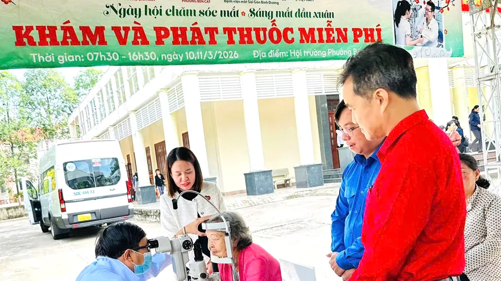 Phường Bến Cát: Khám mắt cho 200 người dân có hoàn cảnh khó khăn