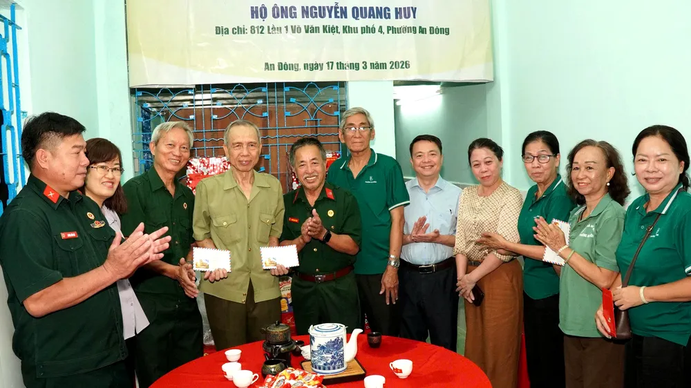 Đại diện Chi hội Cựu chiến binh khu phố 4 và các đoàn thể phường An Đông tặng quà cho ông Huy trong ngày khánh thành công trình