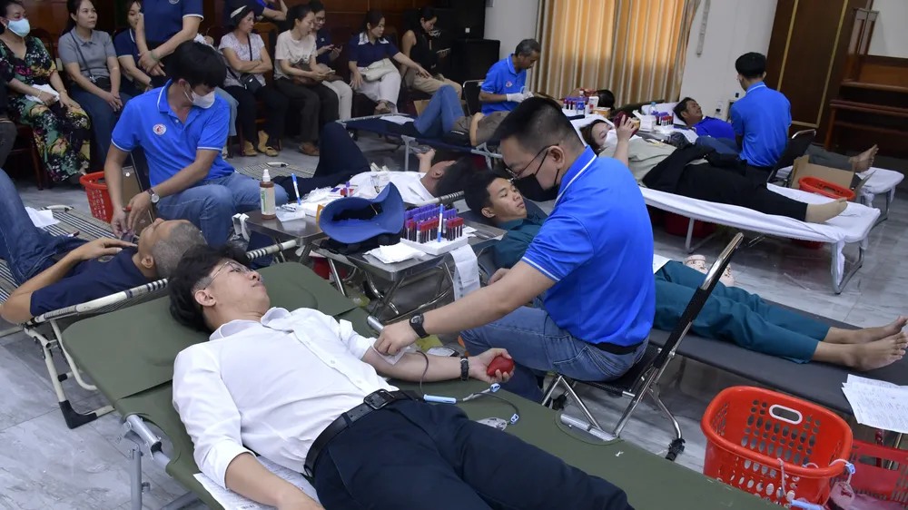 Nhiều người dân phường Bà Rịa tham gia hiến máu tình nguyện