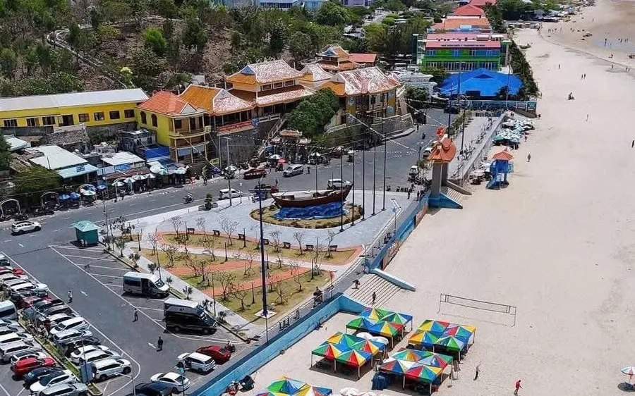 Bãi biển Long Hải, một trong những khu vực thu hút khách du lịch ở phía Đông TPHCM, góp phần tăng trưởng kinh tế của địa phương