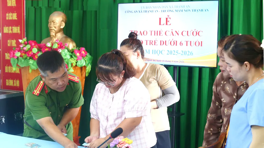 Trao thẻ căn cước cho trẻ dưới 6 tuổi 
