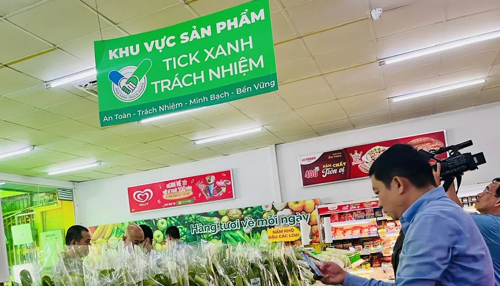 Gắn “Tick xanh trách nhiệm” để kiểm soát chất lượng suất ăn học đường