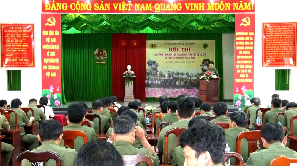 Đại diện ban chỉ huy Công an xã phát biểu khai mạc hội thi