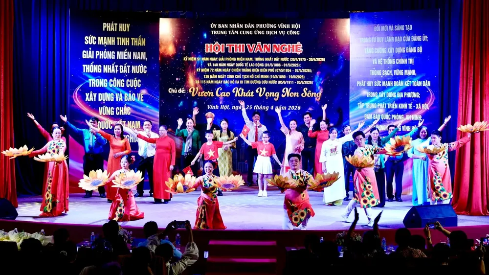 Chương trình ca múa "Non sông ngày thống nhất" của liên quân Mặt trận Tổ quốc phường Vĩnh Hội biểu diễn trong Hội thi văn nghệ "Vươn cao khát vọng non sông". Ảnh: THÚY BÌNH