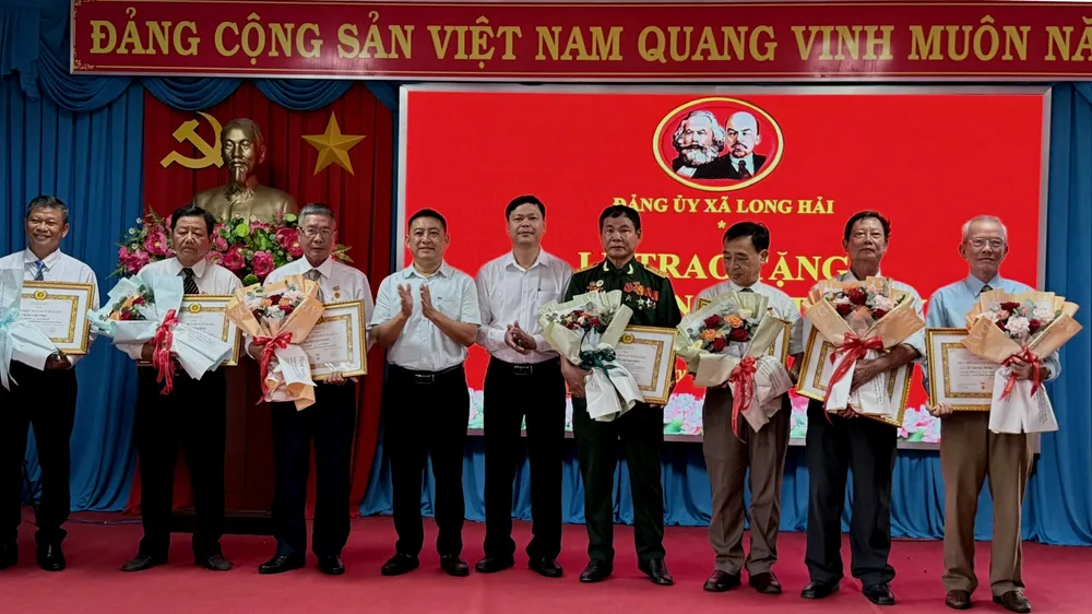 Lãnh đạo xã Long Hải chúc mừng các đảng viên được trao huy hiệu.