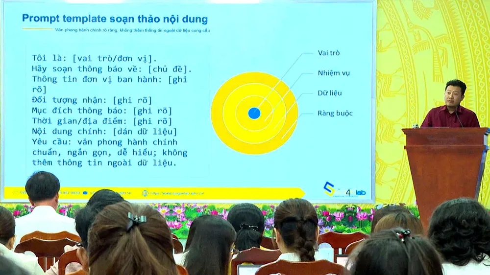 100 cán bộ, đảng viên tham dự lớp học.