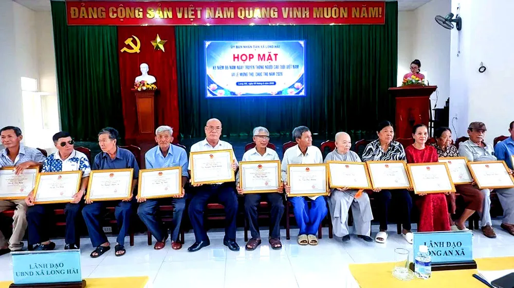 Các cụ cao niên của xã Long Hải nhận bằng Mừng thọ 