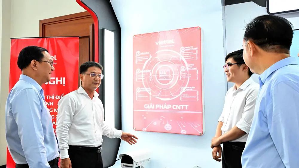 Phó Chủ tịch UBND TP Nguyễn Mạnh Cường (thứ 2 từ trái qua) tham quan không gian số của Tập đoàn Viettel. VIỆT DŨNG