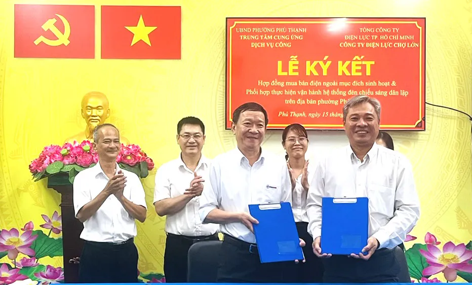 Đại diện hai đơn vị ký kết hợp tác chiều 15-6
