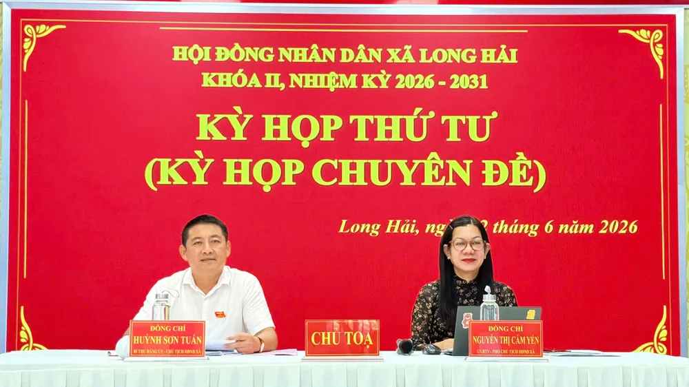Ông Huỳnh Sơn Tuấn, Thành ủy viên, Bí thư Đảng ủy, Chủ tịch HĐND xã và bà Nguyễn Thị Cẩm Yến, Ủy viên Ban Thường vụ Đảng ủy, Phó Chủ tịch HĐND xã đồng chủ trì kỳ họp 