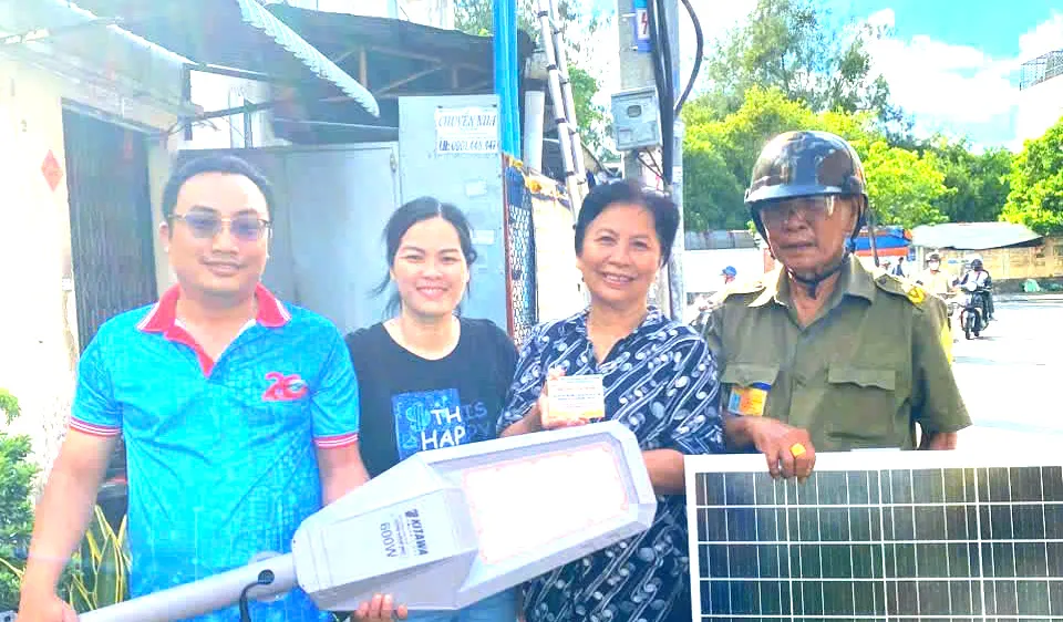 Phường Phú Thạnh đẩy mạnh thay thế, lắp đặt mới hệ thống đèn LED trên các tuyến đường, hẻm