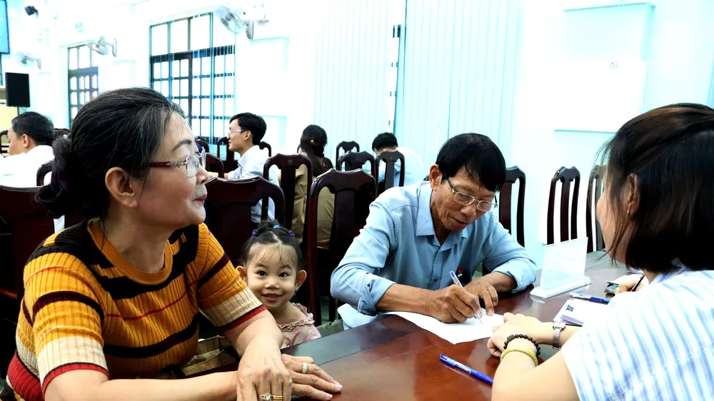 Người dân bị ảnh hưởng bởi dự án thành phần 1-3 thuộc Vành đai 4 TPHCM nhận quyết định chi trả tiền bồi thường. Ảnh: TH