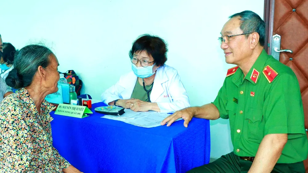 Hội Quân dân y Việt Nam phối hợp với UBND xã Đất Đỏ tổ chức khám bệnh sàng lọc, cấp phát thuốc miễn phí cho khoảng 500 người dân trên địa bàn.