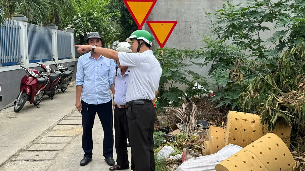 Lãnh đạo xã Long Hải khảo sát thực địa. Ảnh: THÀNH HUY