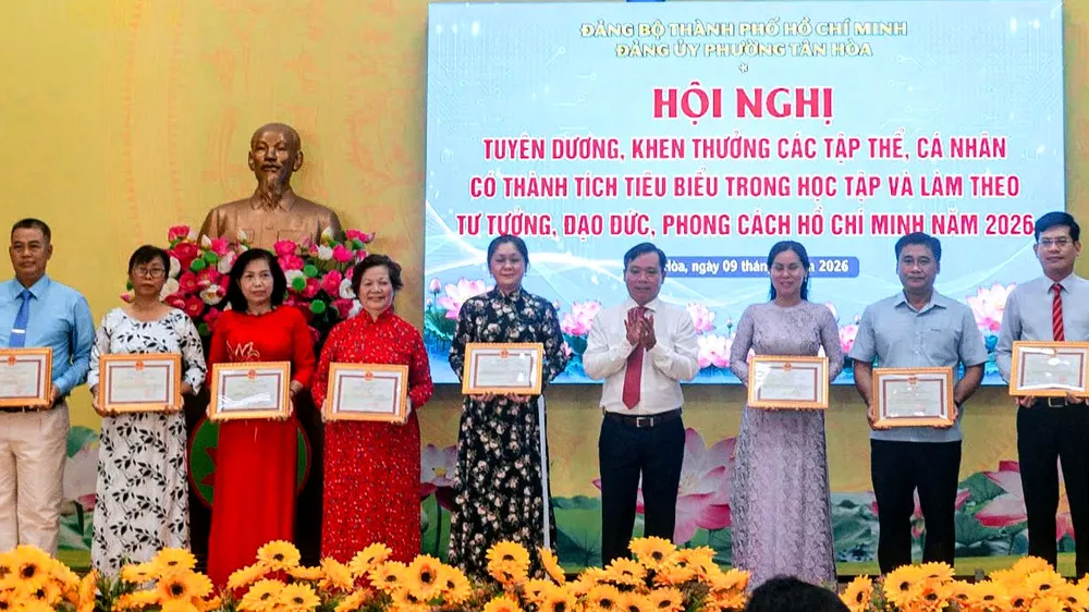 Phường Tân Hòa tuyên dương gương điển hình học và làm theo Bác