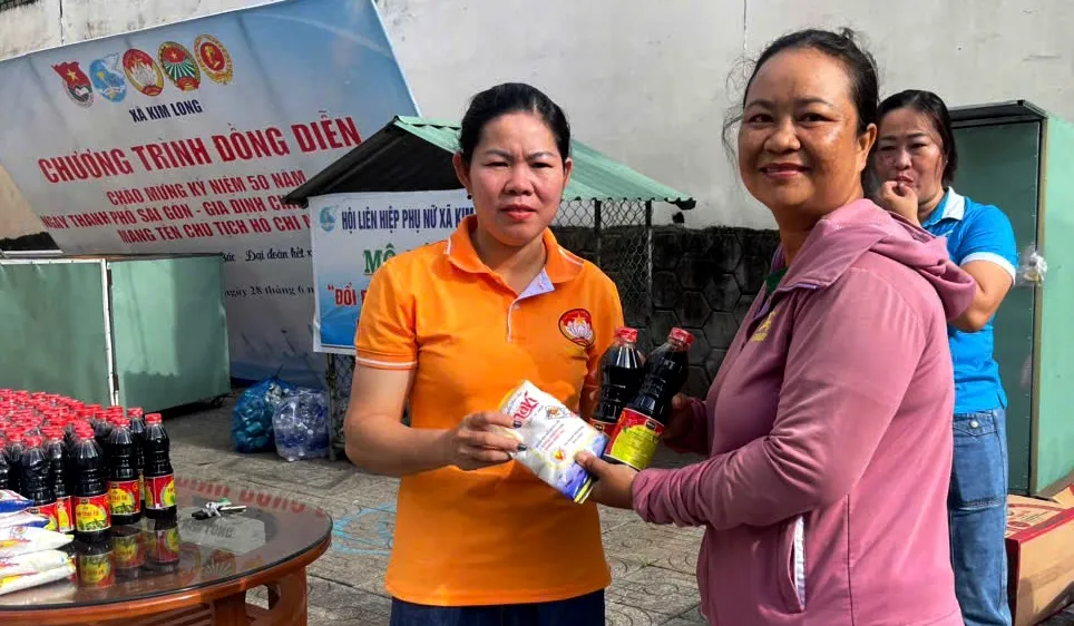 Xã Kim Long khuyến khích đổi rác nhựa nhận quà