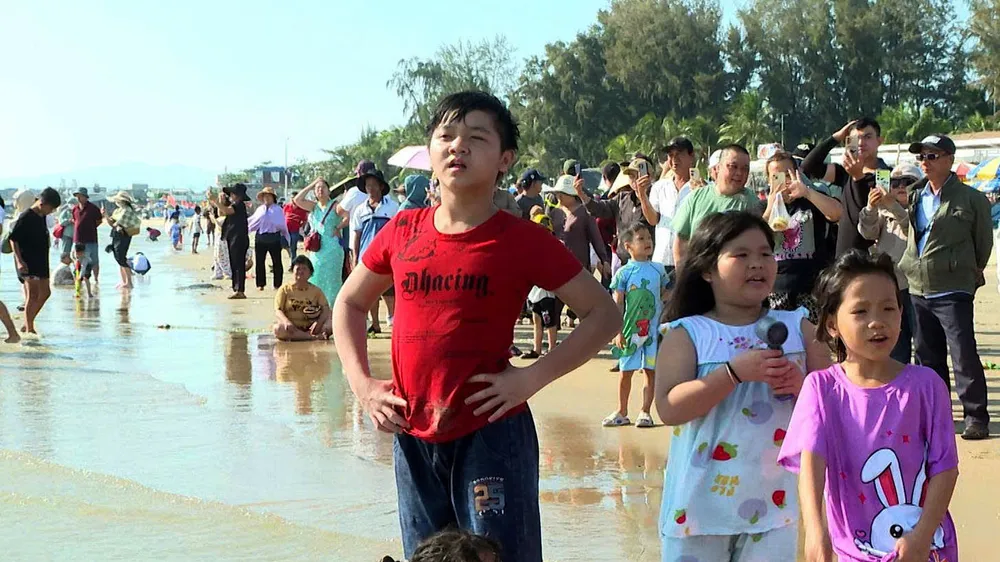 Bãi biển Long Hải luôn tấp nập du khách trong dịp hè 2026 