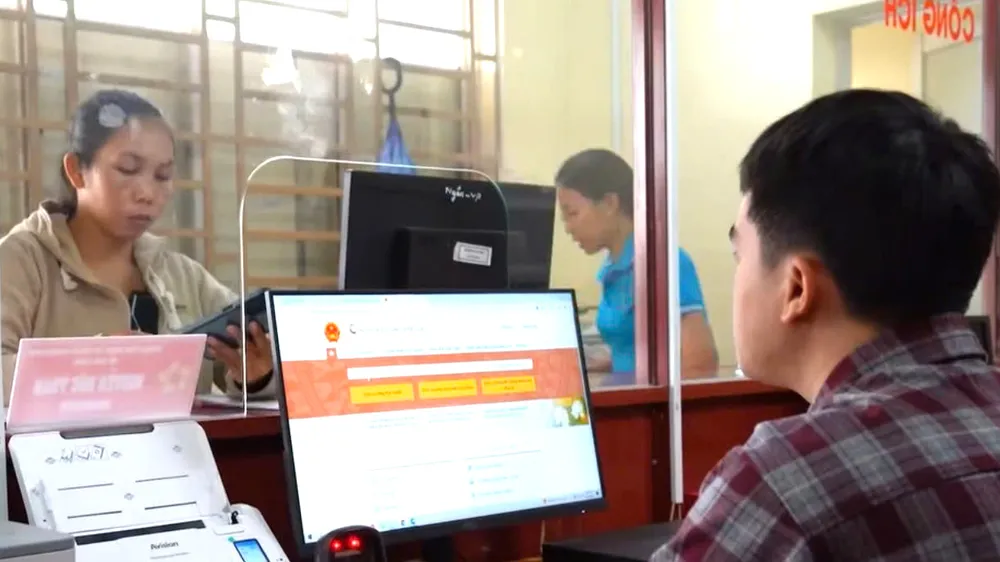 Người dân làm thủ tục tại trung tâm phục vụ hành chính công xã Kim Long