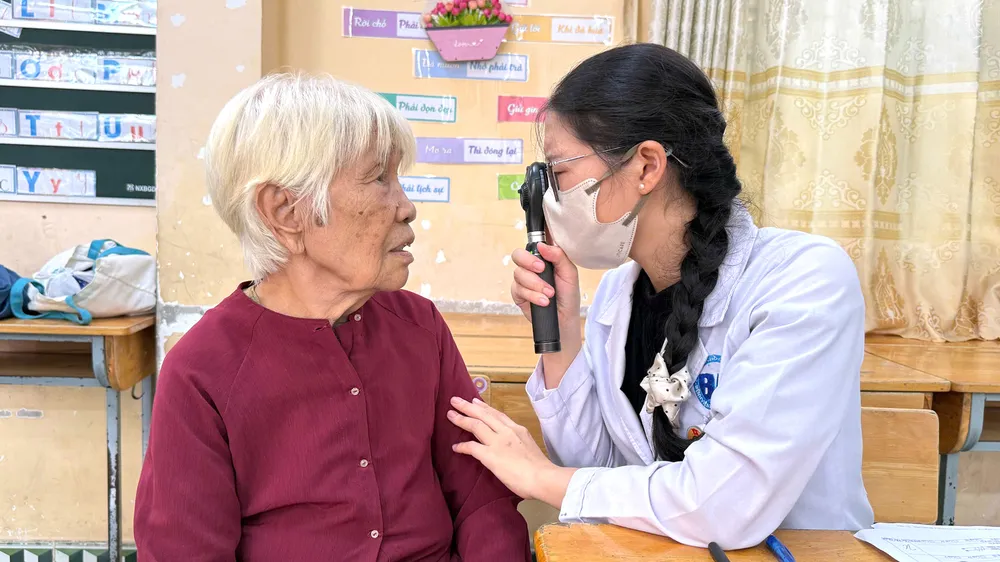 Xã Bình Hưng khám sức khỏe, tặng quà cho hơn 500 lượt người