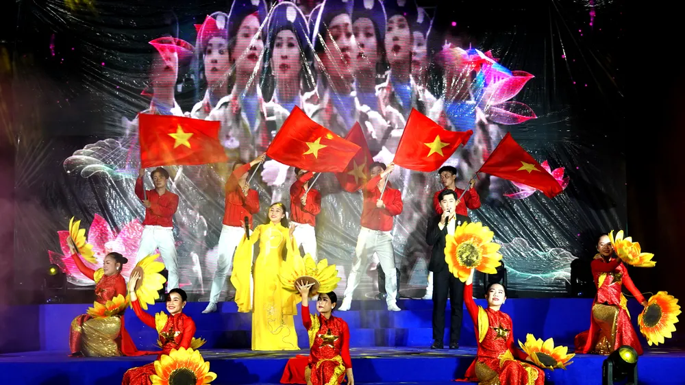 Tiết mục tân cổ "Mùa xuân trên Thành phố Hồ Chí Minh". Ảnh: THÚY BÌNH