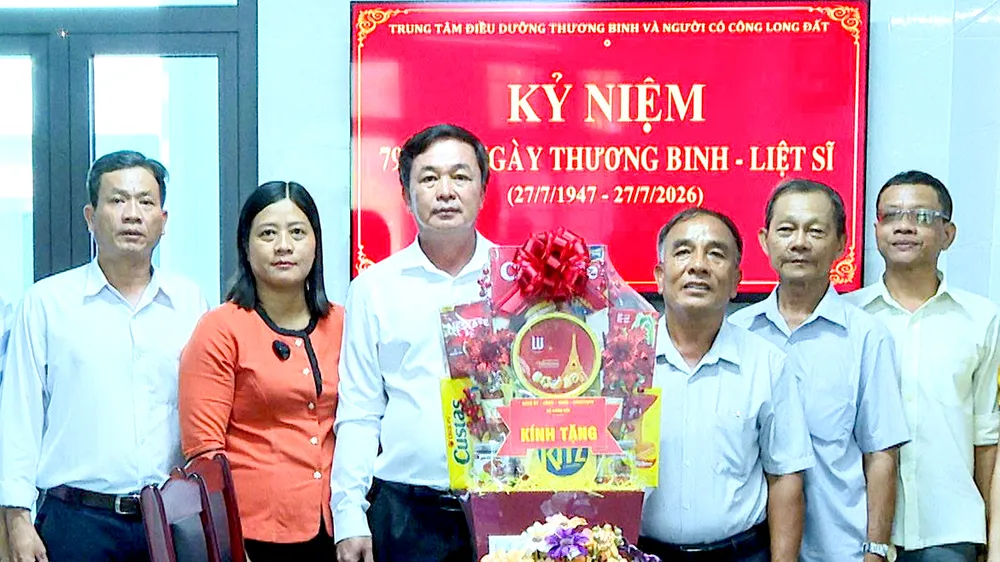 Lãnh đạo xã Long Hải đến thăm, tặng quà Trung tâm Điều dưỡng thương binh và người có công Long Đất. Ảnh: THÀNH HUY