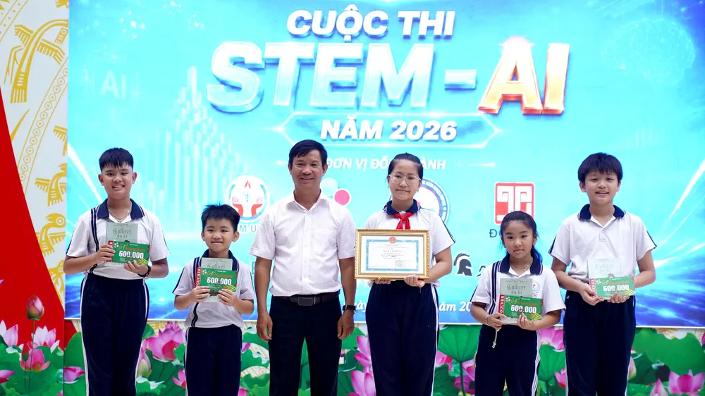 Ban Tổ chức trao giải cho đội thi đạt giải Nhất bậc Tiểu học.