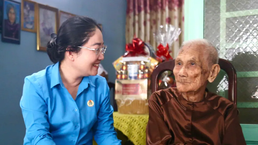 Phó Chủ tịch LĐLĐ TPHCM Nguyễn Kim Loan thăm hỏi, chúc sức khỏe đến Mẹ Việt Nam Anh hùng Nguyễn Thị Rực