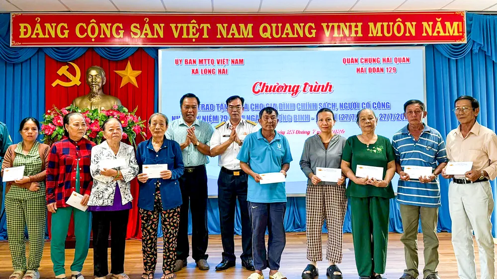 Hải đoàn 129 trao quà tri ân gia đình chính sách tại xã Long Hải