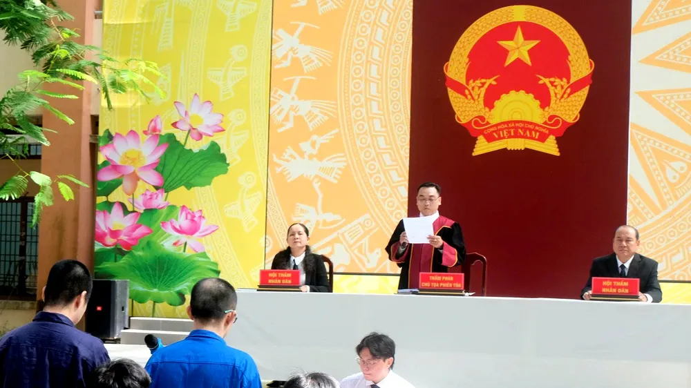 TAND khu vực 10 xét xử lưu động 2 vụ án sử dụng, mua bán ma túy