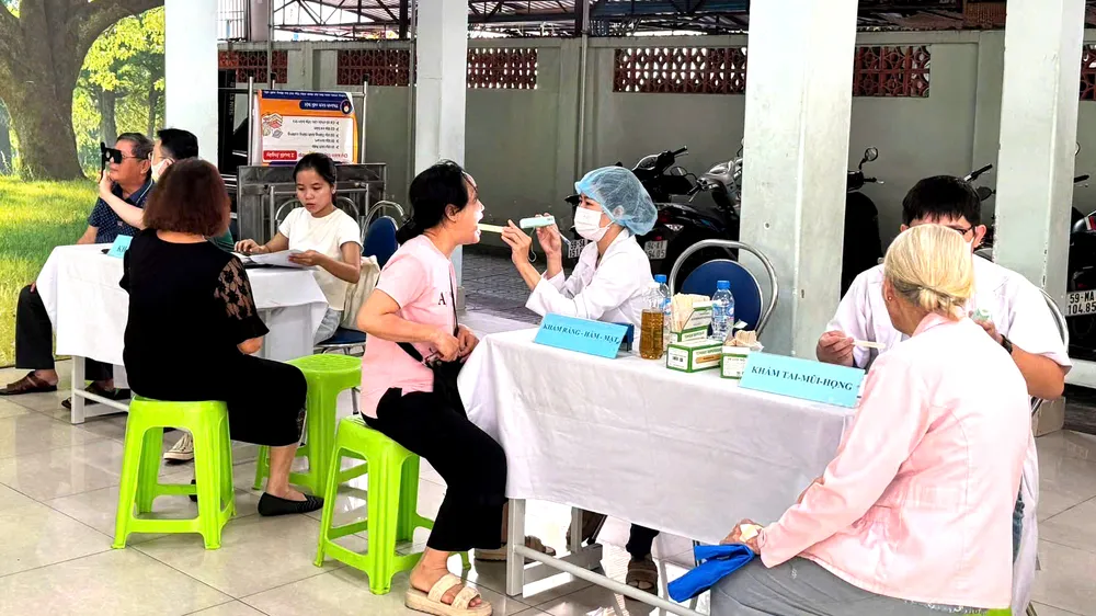 Khám sức khỏe tại nhà cho người già yếu, neo đơn