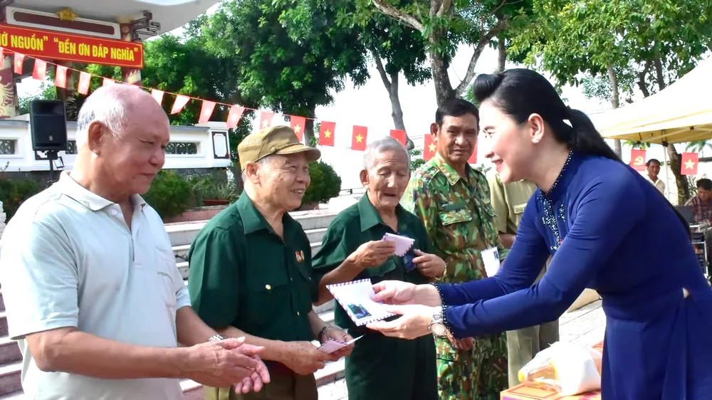Trao quà tri ân thương binh, bệnh binh và gia đình chính sách