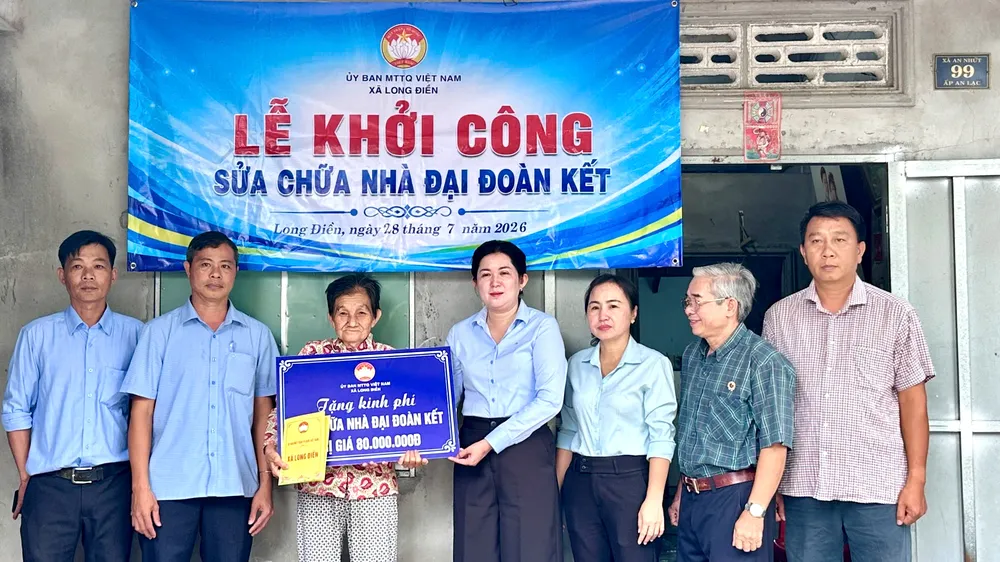 Trao kinh phí chữa bệnh cho thương bệnh binh và sửa chữa nhà cho hộ khó khăn