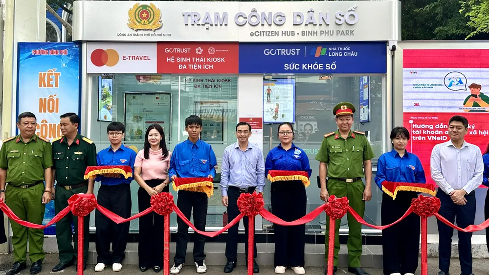 Lễ ra mắt “Trạm công dân số” phường Bình Phú. TPHCM. Ảnh: THANH HIỀN